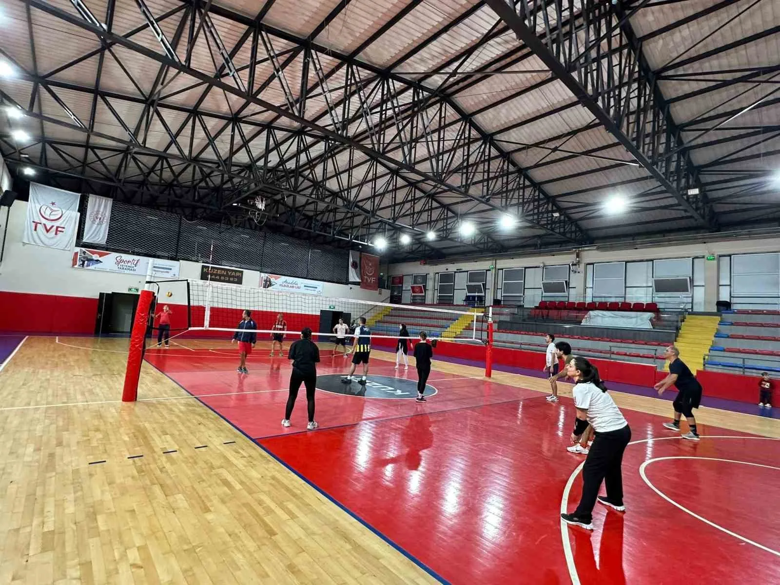 Balıkesir Üniversitesi Havran Meslek Yüksekokulu öğrencileri, düzenlenen spor etkinliğinde stres