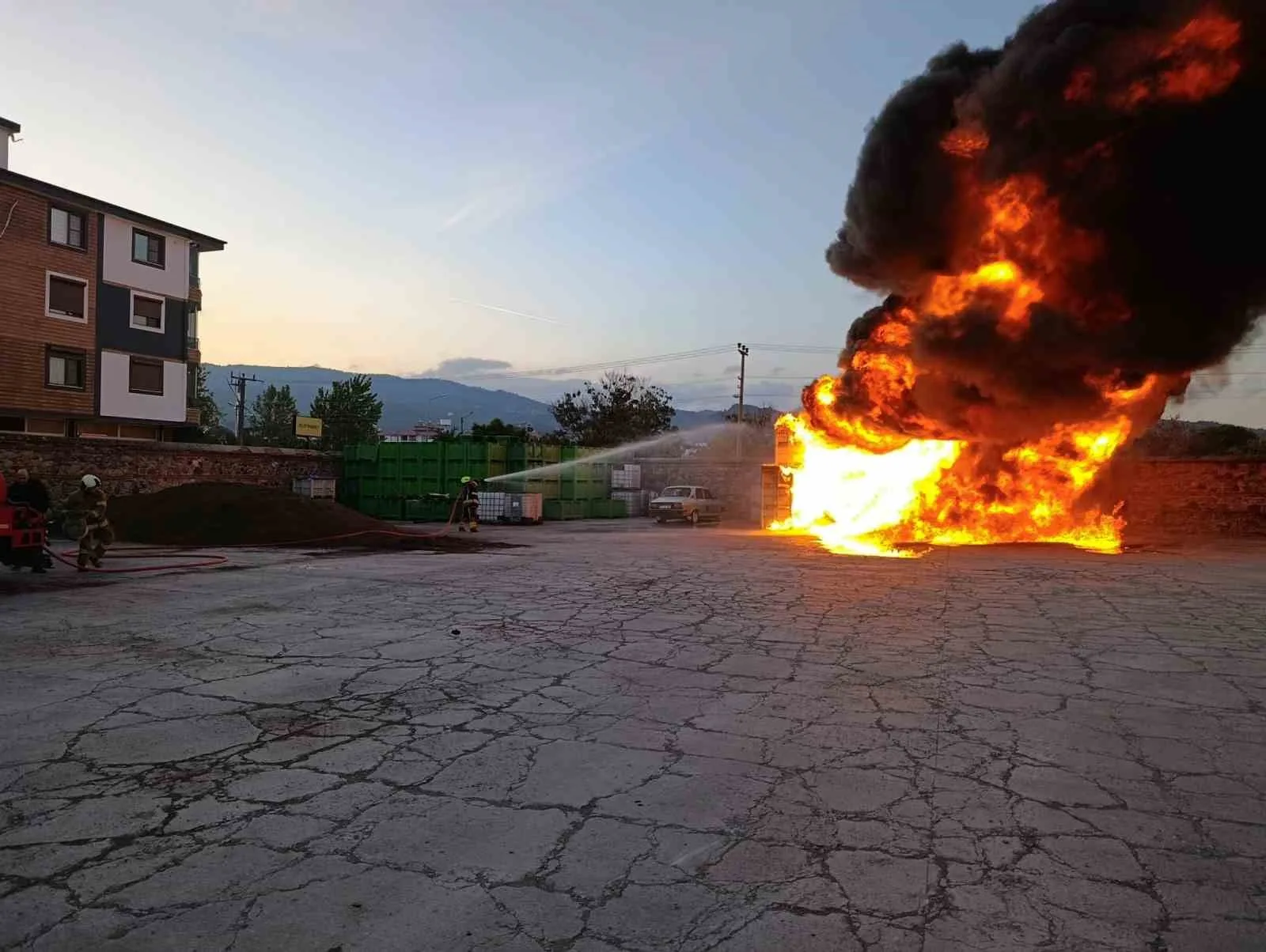 Balıkesir’in Havran ilçesinde bir zeytinyağı üretim tesisinin bahçesinde çıkan yangın,