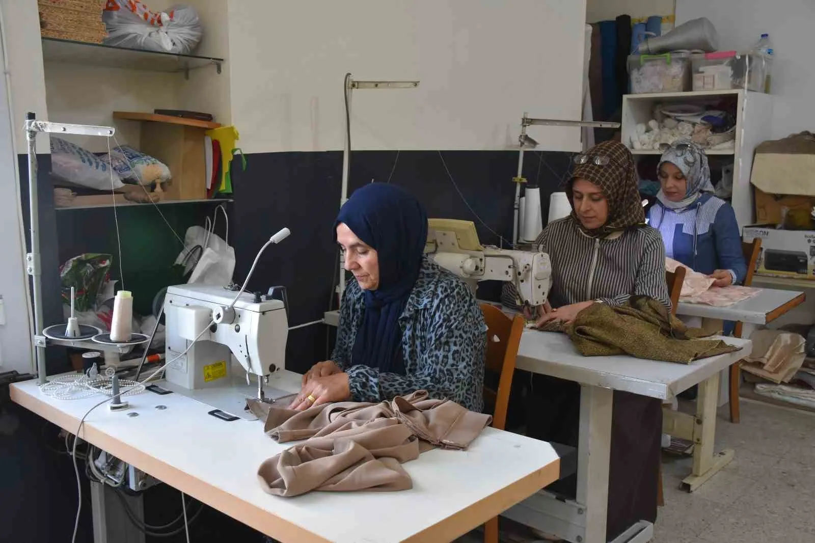 Gaziantep’te Şahinbey Belediyesi’nin el sanatları kurslarına katılıp sertifika alan bir