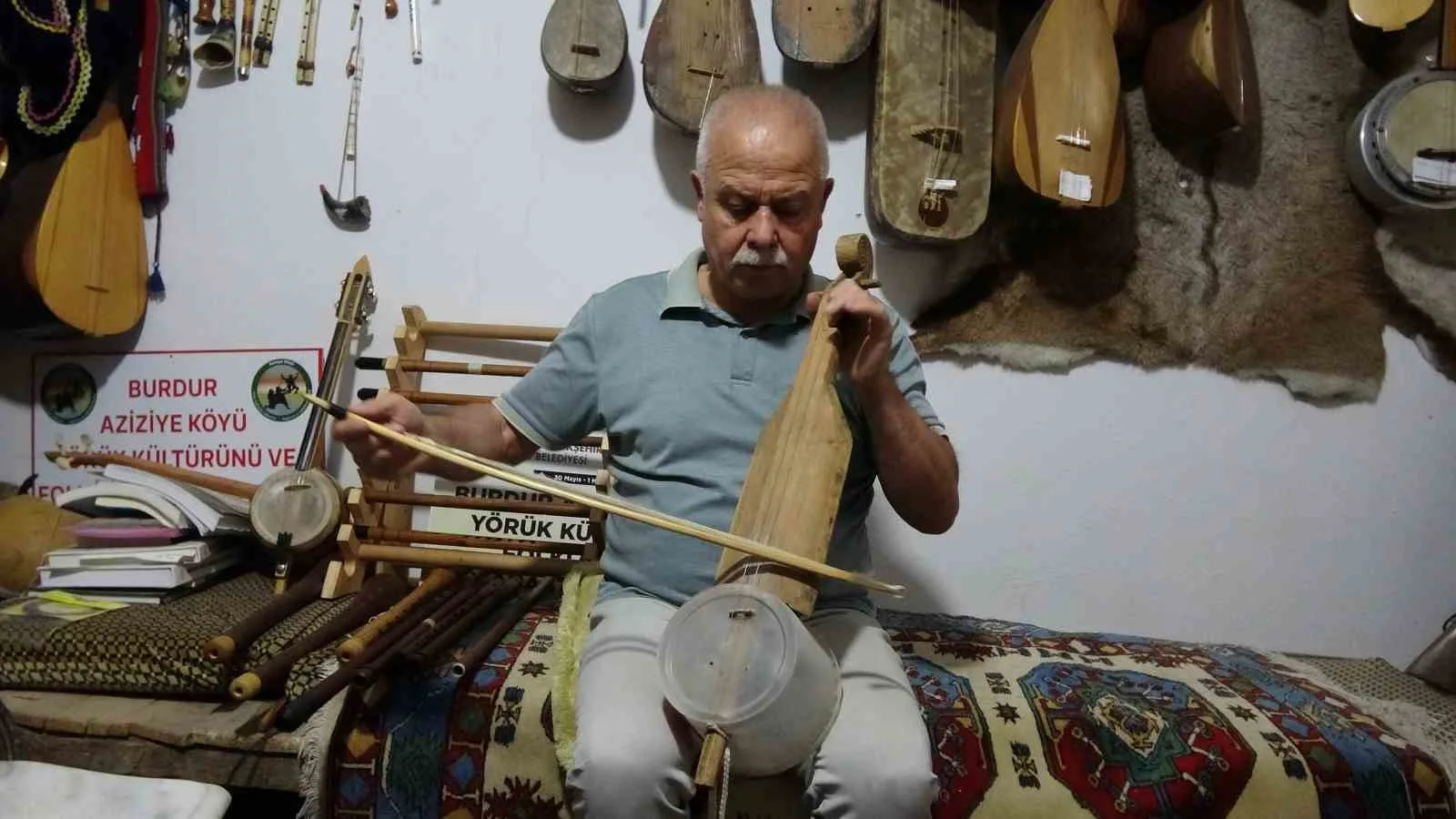 Burdur’da 40 yıldır babasından öğrendiği gibi müzik aletlerini yapan ve