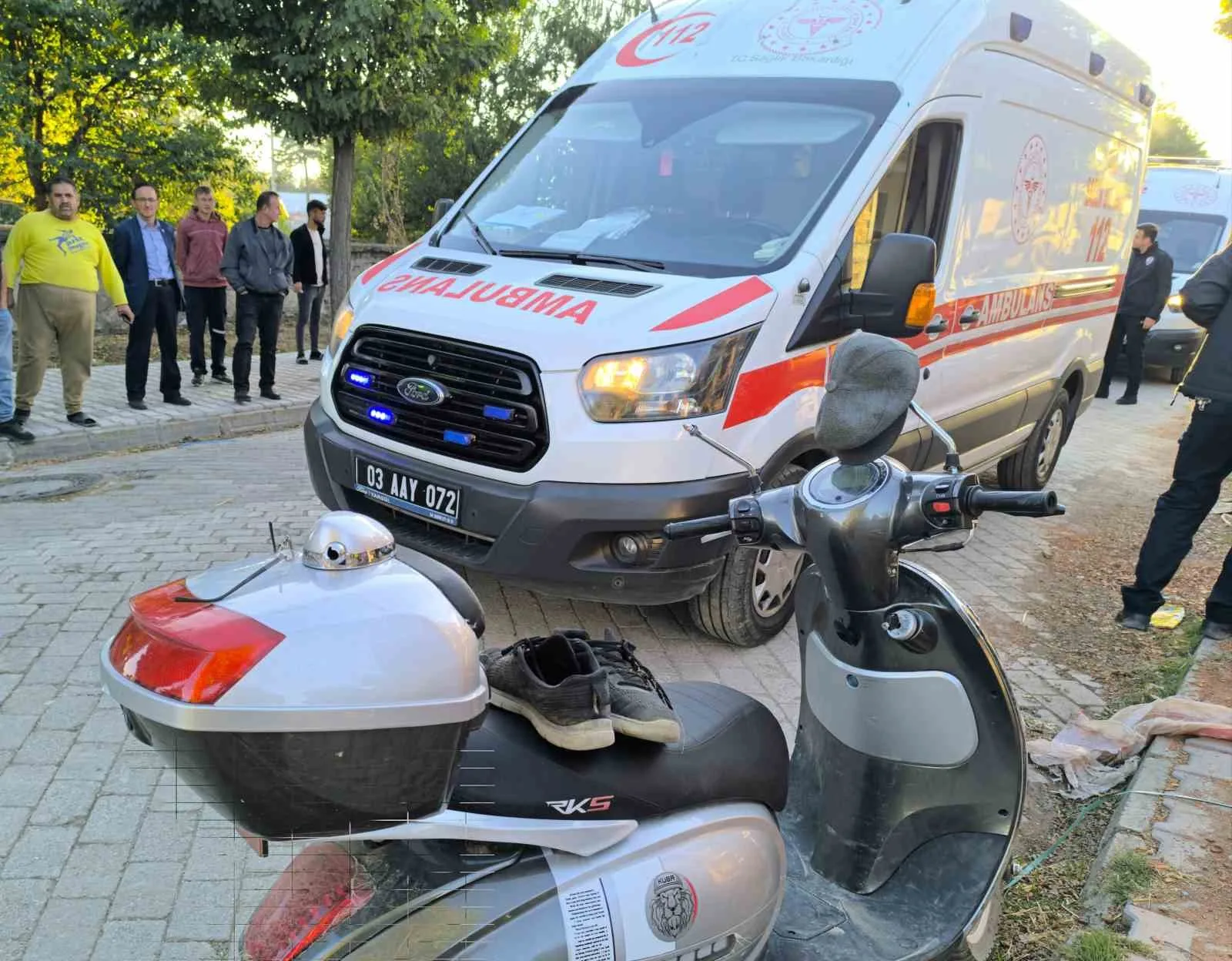 Afyonkarahisar’da kontrolden çıkarak yol kenarında kaldırıma çarpıp ardından yere düşen