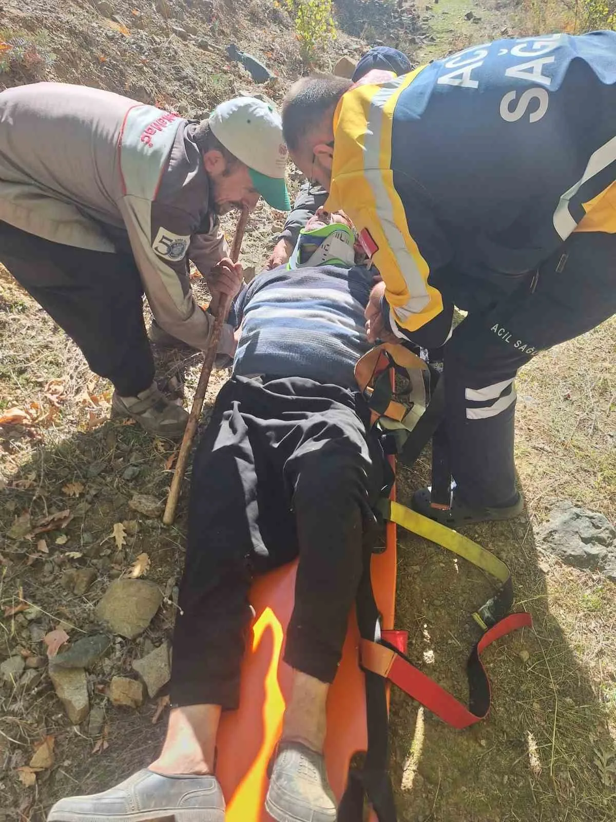 Adana’da hayvanlarını otlatırken kayalıklardan düşen 65 yaşındaki gazi kurtarılarak hastaneye