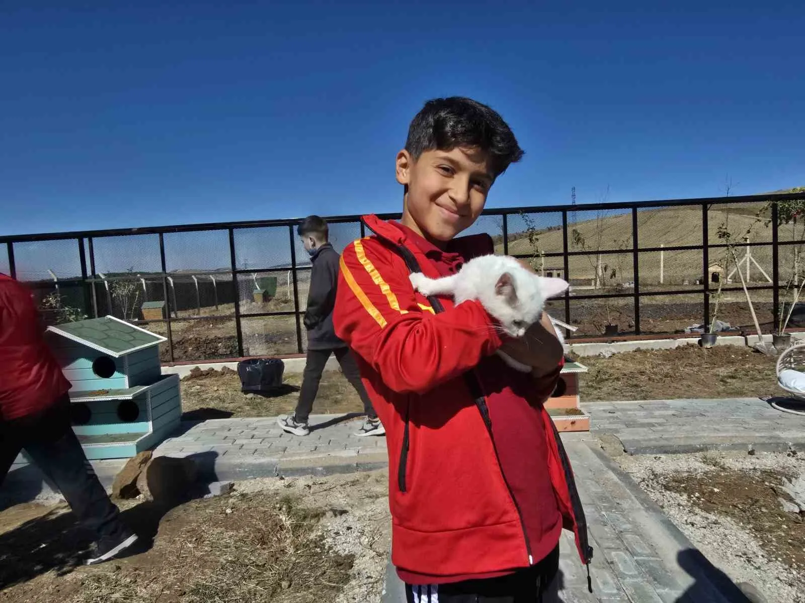 Yozgat Belediyesi’nce Evcil Köy yerleşkesinde yapımı tamamlanan Kedi Oteli, düzenlenen