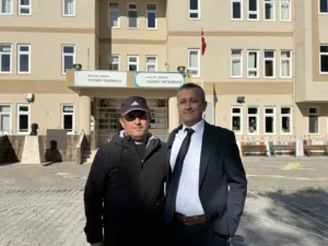 Burdur’da okulda nefes borusuna simit dilimi takılan öğrencisini Heimlich manevrası