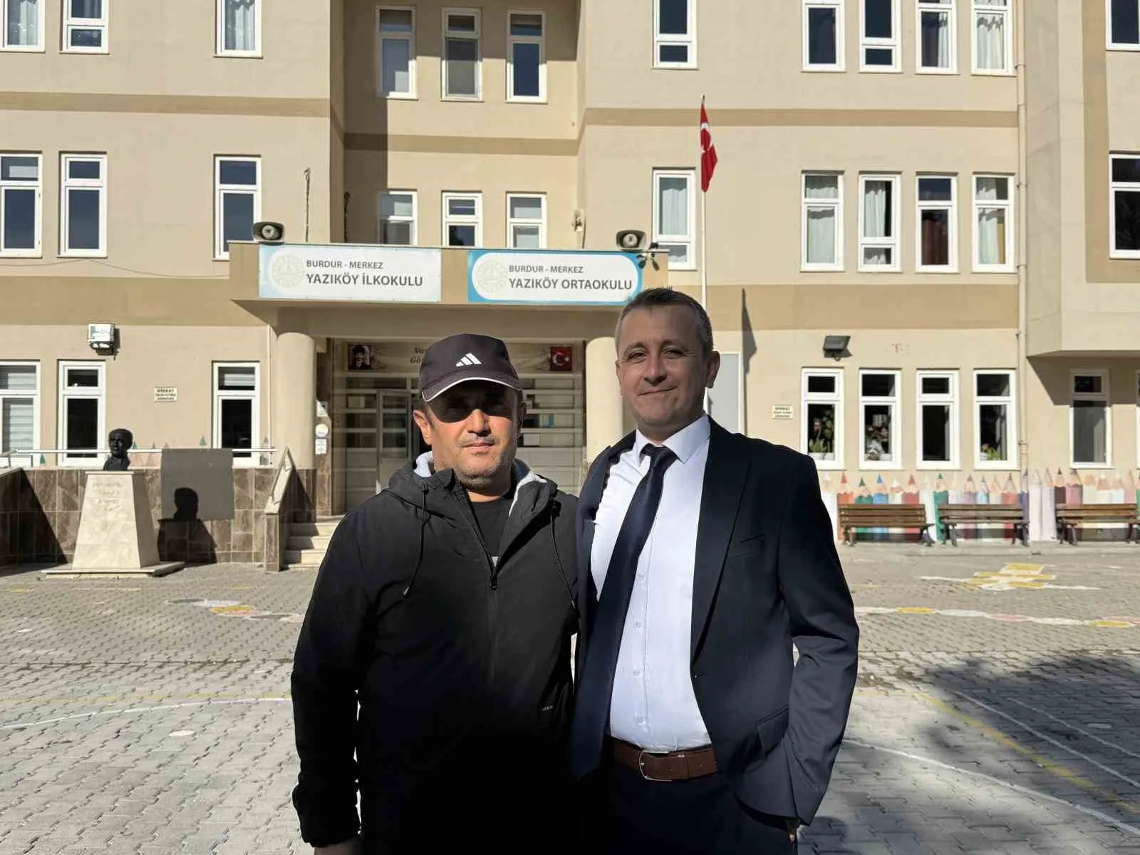 Burdur’da okulda nefes borusuna simit dilimi takılan öğrencisini Heimlich manevrası