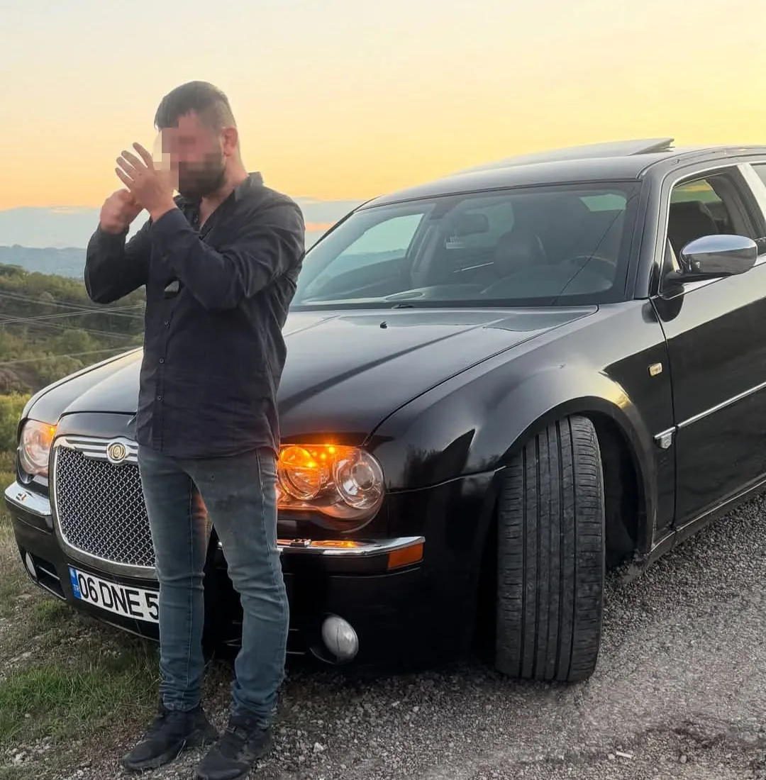 Bartın’da kırmızı ışıkta duran araca çarparak, polisten kaçan sürücünün hastanede