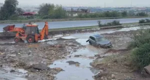 Hatay’da heyelan nedeniyle kapanan Toprakkale-İskenderun Otoyolu’nun Payas ilçesi mevkiinde mahsur