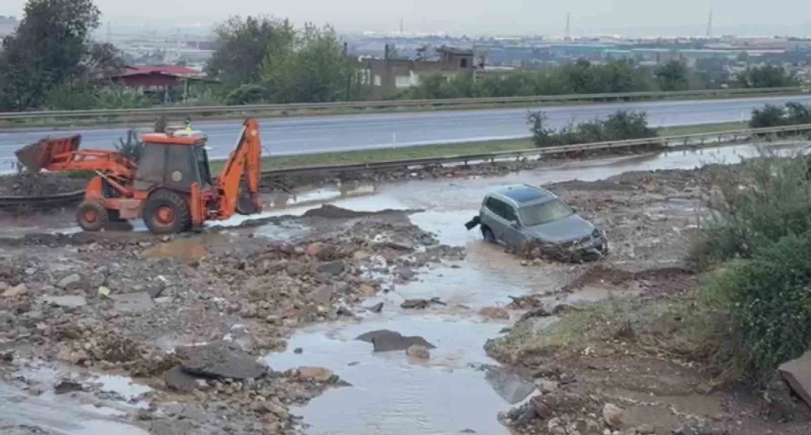 Hatay’da heyelan nedeniyle kapanan Toprakkale-İskenderun Otoyolu’nun Payas ilçesi mevkiinde mahsur