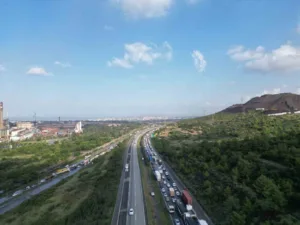 Hatay’da heyelan nedeniyle kapanan Toprakkale-İskenderun Otoyolu’nda oluşan kilometrelerce uzunluğundaki araç