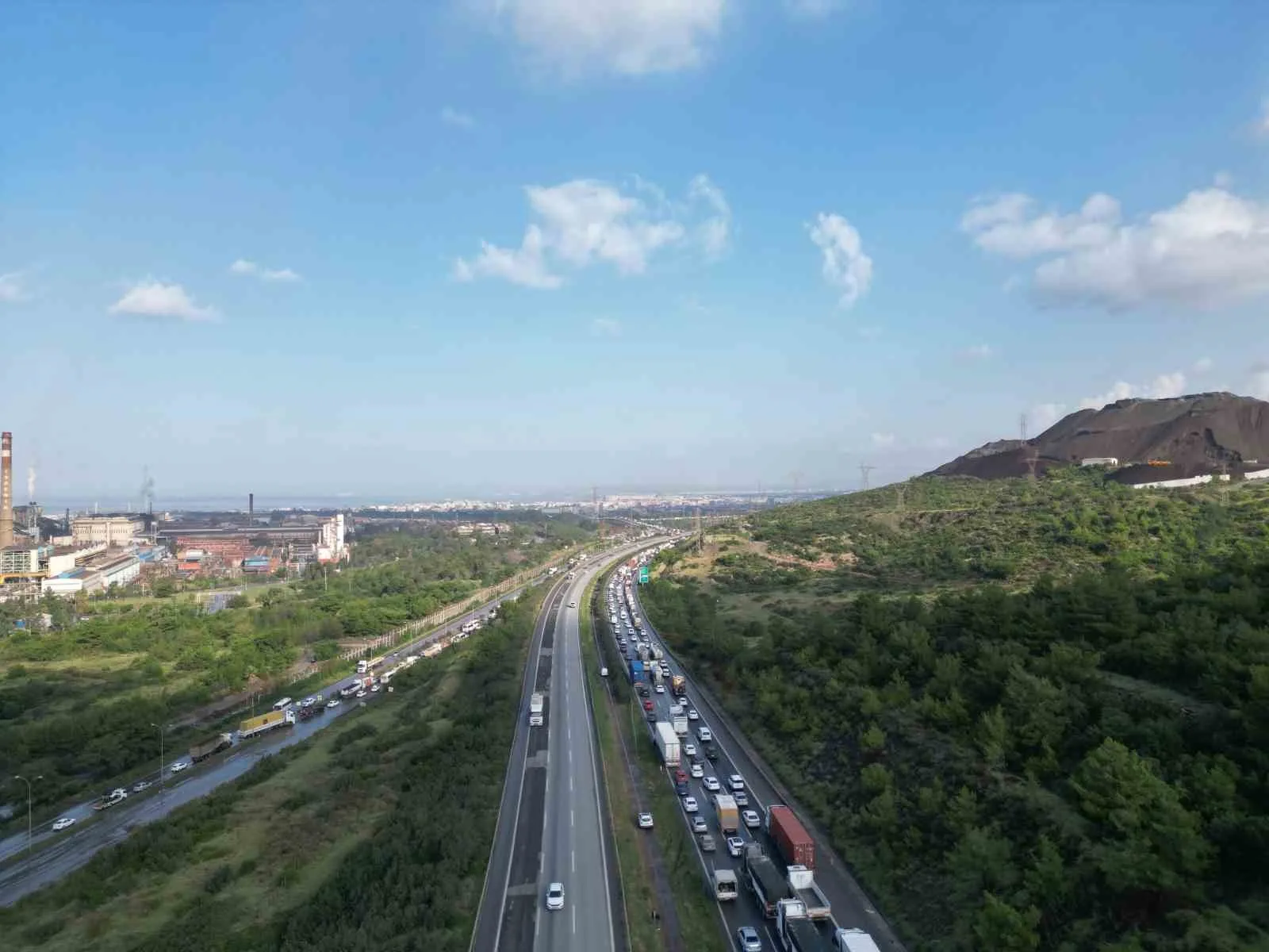 Hatay’da heyelan nedeniyle kapanan Toprakkale-İskenderun Otoyolu’nda oluşan kilometrelerce uzunluğundaki araç