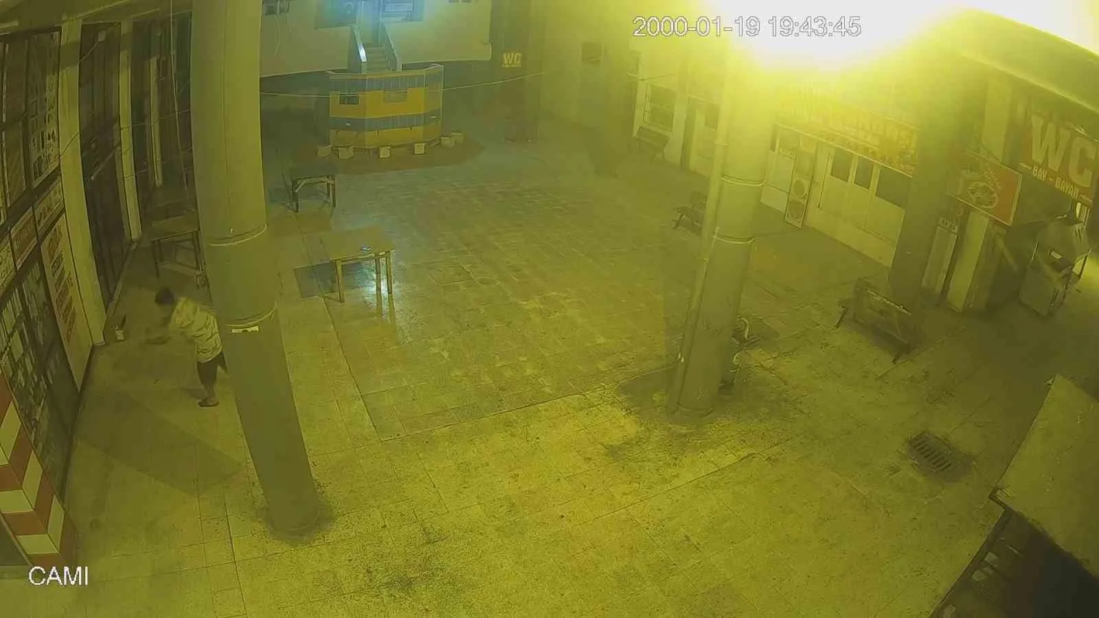 Adana’da hediyelik eşya satan iş yerinin camını kırıp hırsızlık yapan,