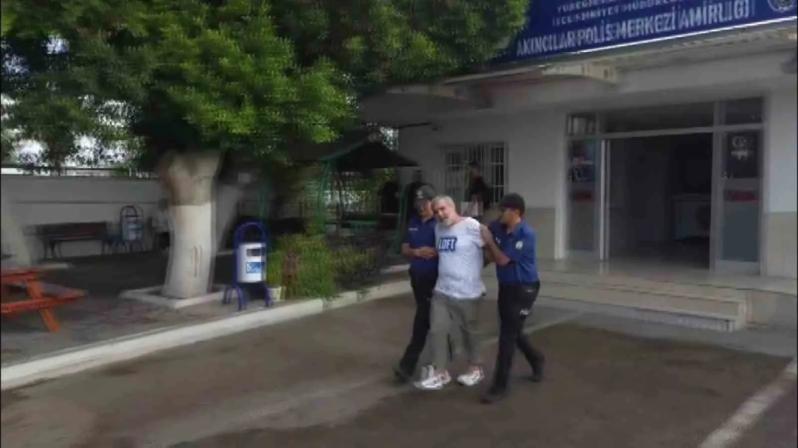 Adana’da hırsızlık, uyuşturucu kullanmak ve polise direnmek gibi suçlardan toplam
