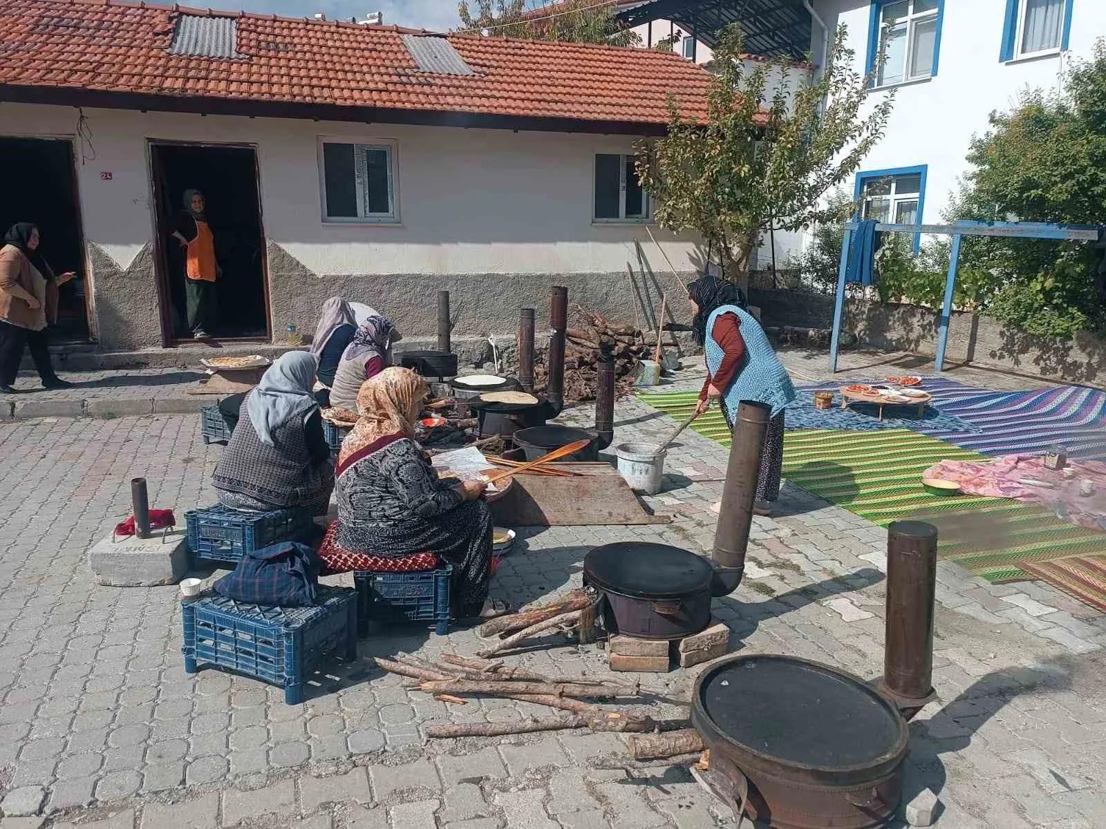 Kütahya’nın Hisarcık ilçesinde, Gazze halkına destek amacıyla hayırseverlerin katkılarıyla kadınlar