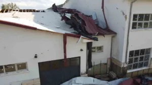 Adana’nın Kozan ilçesinde çıkan hortum, bir lisenin çatısını uçurup ağaçları