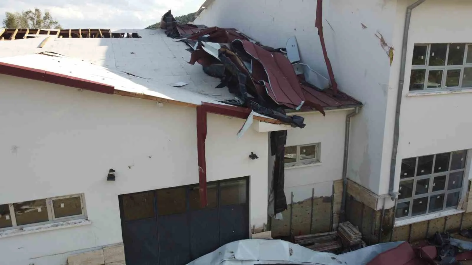 Adana’nın Kozan ilçesinde çıkan hortum, bir lisenin çatısını uçurup ağaçları