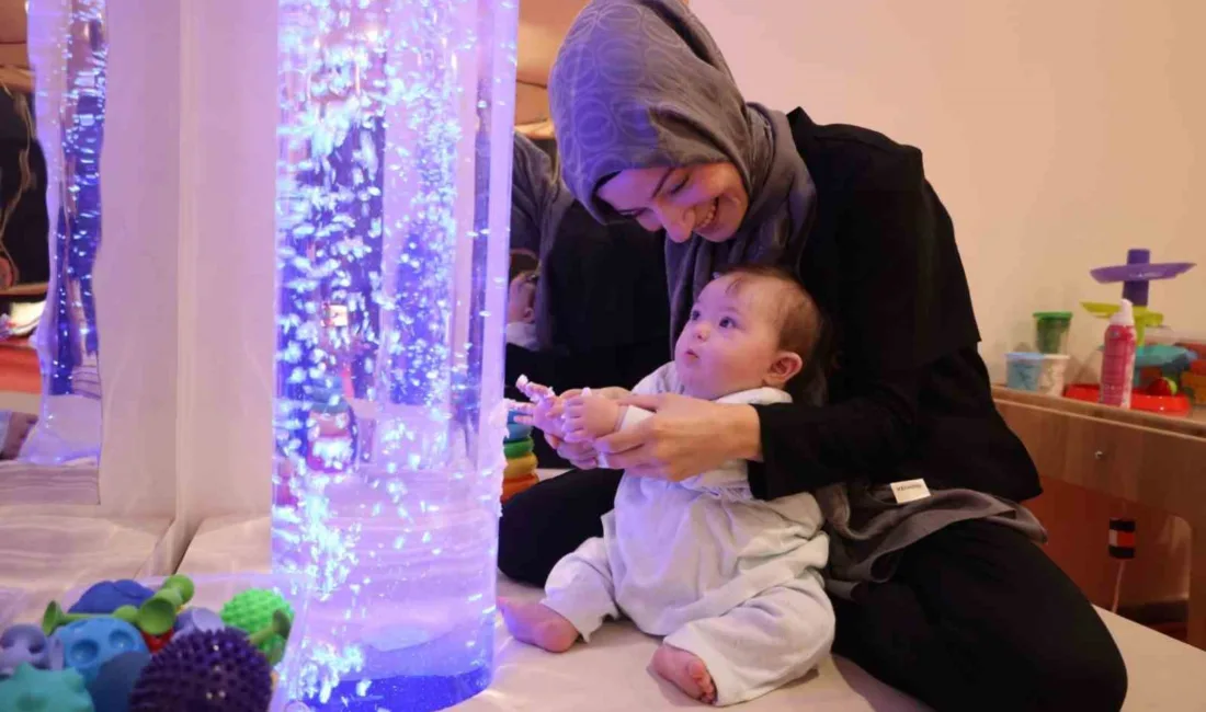 Kocaeli’deki Gonca Merkezi’nde terapi gören 8 aylık down sendromlu Hümeyra,