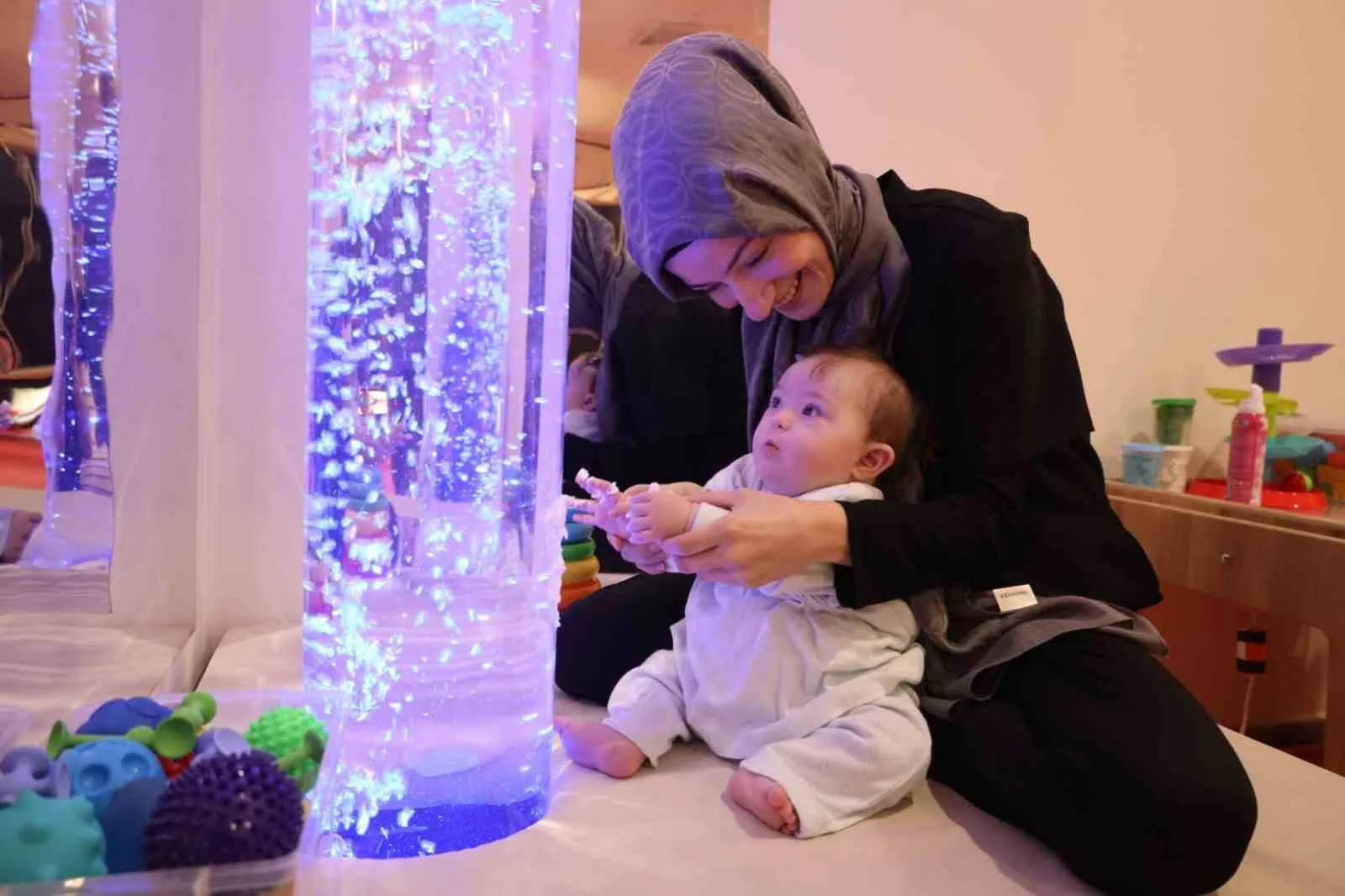 Kocaeli’deki Gonca Merkezi’nde terapi gören 8 aylık down sendromlu Hümeyra,