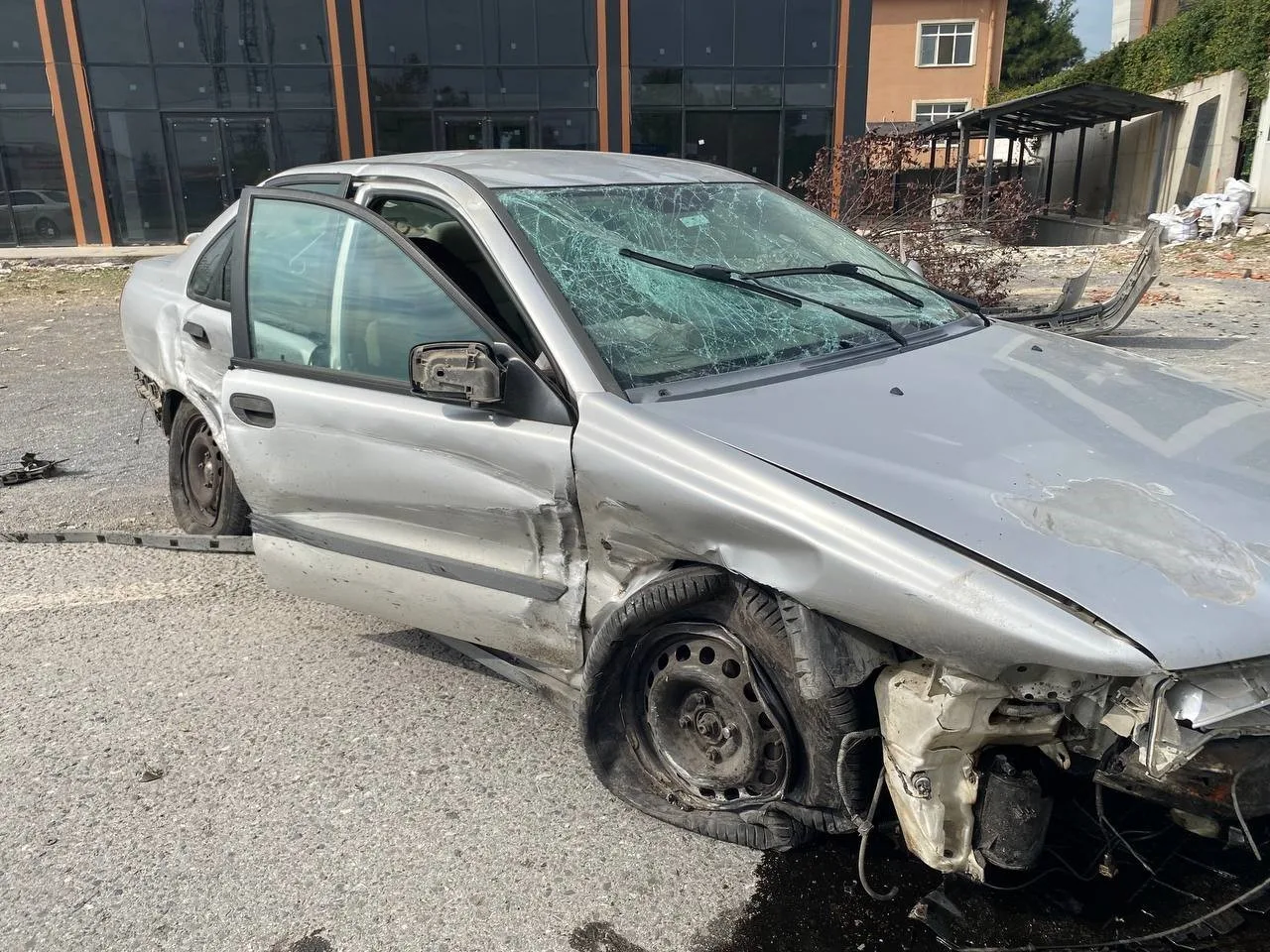 Bursa’nın Mudanya ilçesinde sürücüsünün direksiyon hakimiyetini kaybettiği otomobilin park halindeki