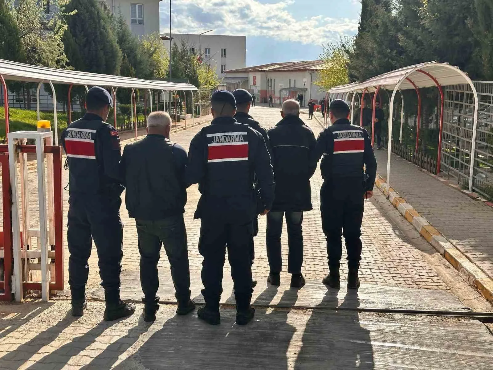Gaziantep’in Oğuzeli ilçesinde alacak verecek meselesi nedeniyle husumetli oldukları şahsı