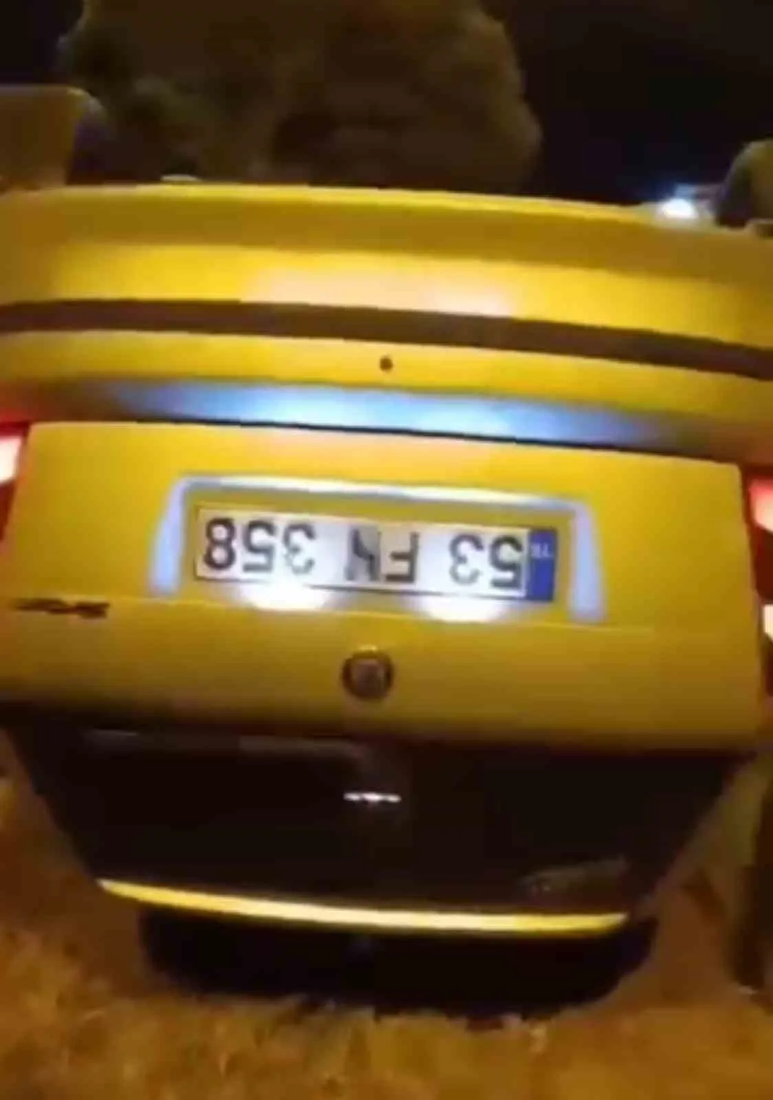 Iğdır-Tuzluca karayolunda kontrolden çıkan otomobilin refüje çarpıp ters döndüğü kazada