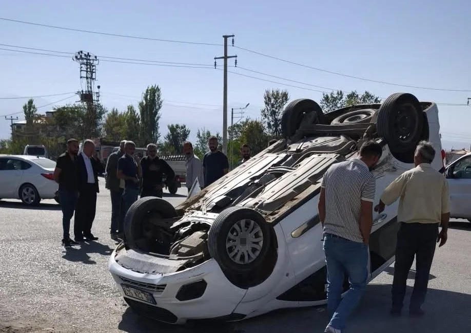 Iğdır’da meydana gelen kazada bir araç ters dönerken 2 kişi