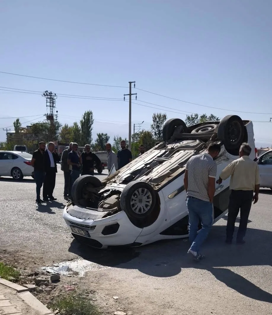 Iğdır’da meydana gelen kazada bir araç ters dönerken 2 kişi