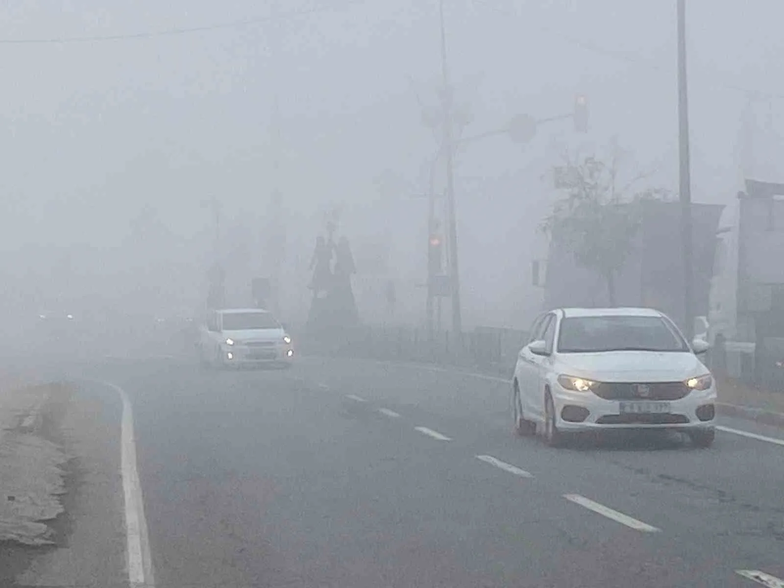 Iğdır’da sabah saatlerinde etkili olan sis görüş mesafesini düşürürken, sürücüler