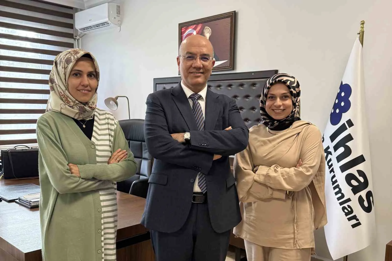 İhlas Koleji öğretmenlerinden Şüheda Üstünel ve Fatma Asuman Yavuzer, okullarında