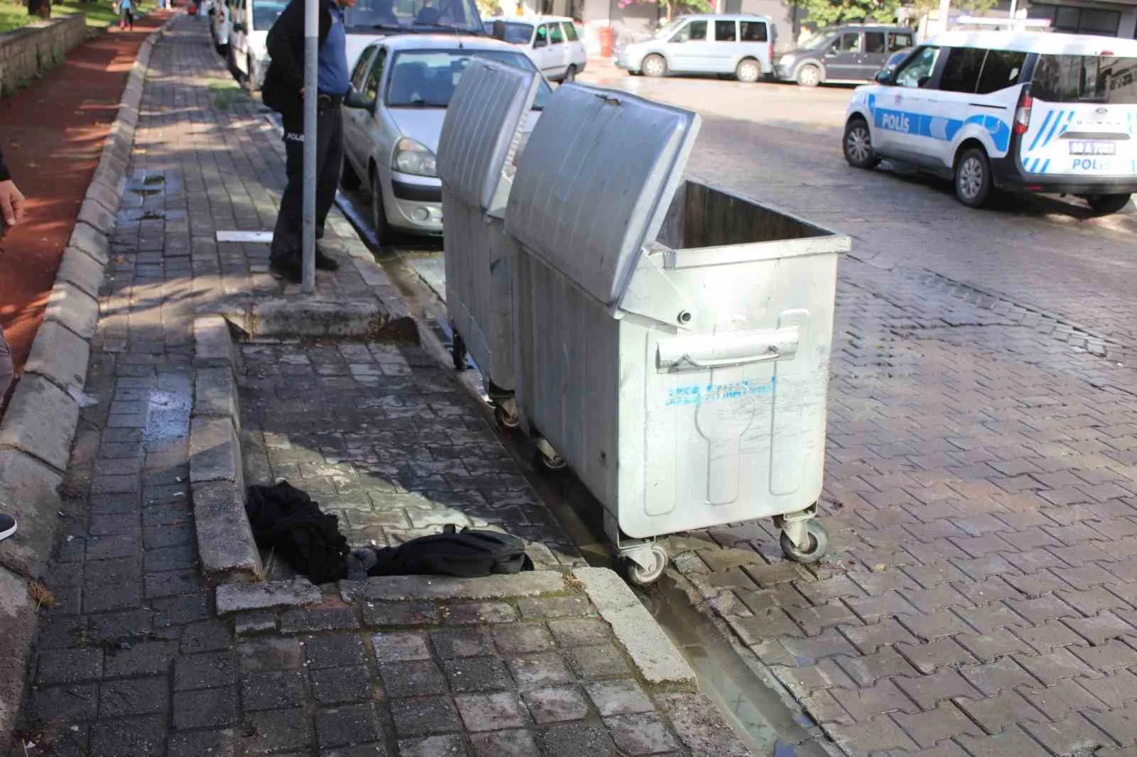 Aydın’ın Efeler ilçesinde bir çöp konteynerinin yanına ihtiyaç sahibi vatandaşların