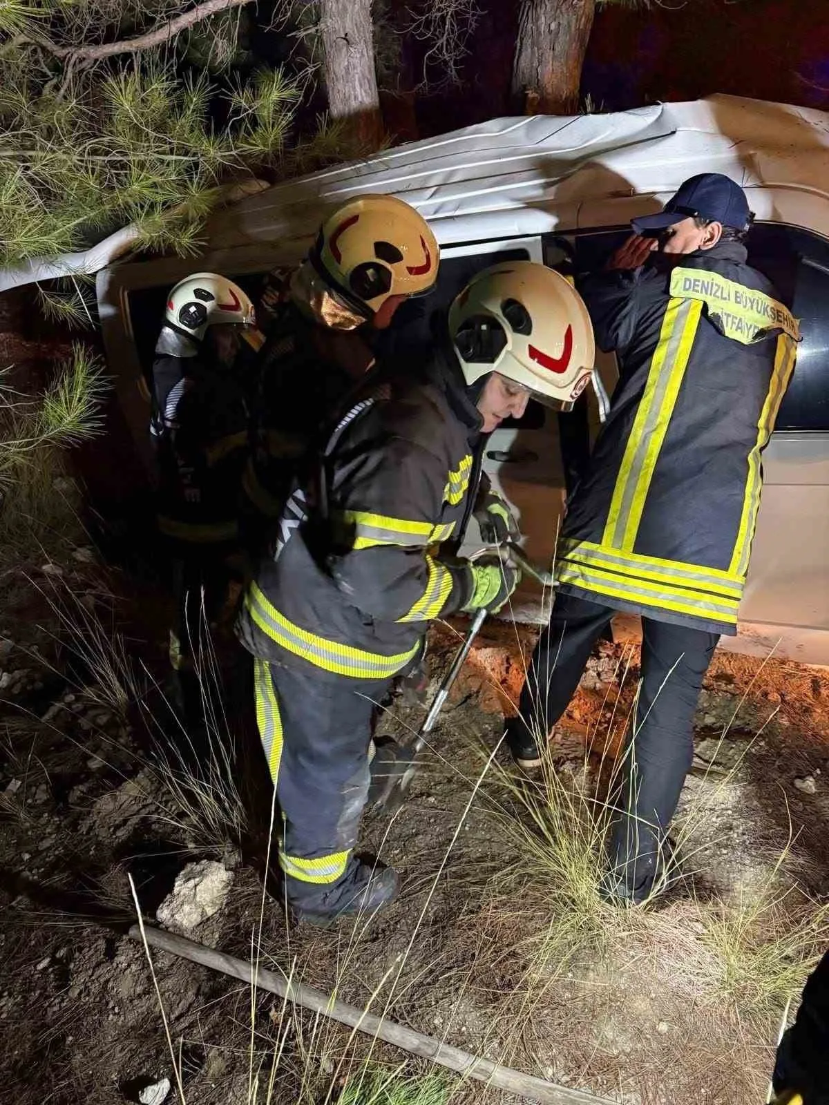 Denizli’de gece saatlerinde direksiyon hakimiyetini kaybettiği otomobil yoldan çıkarak ağaca
