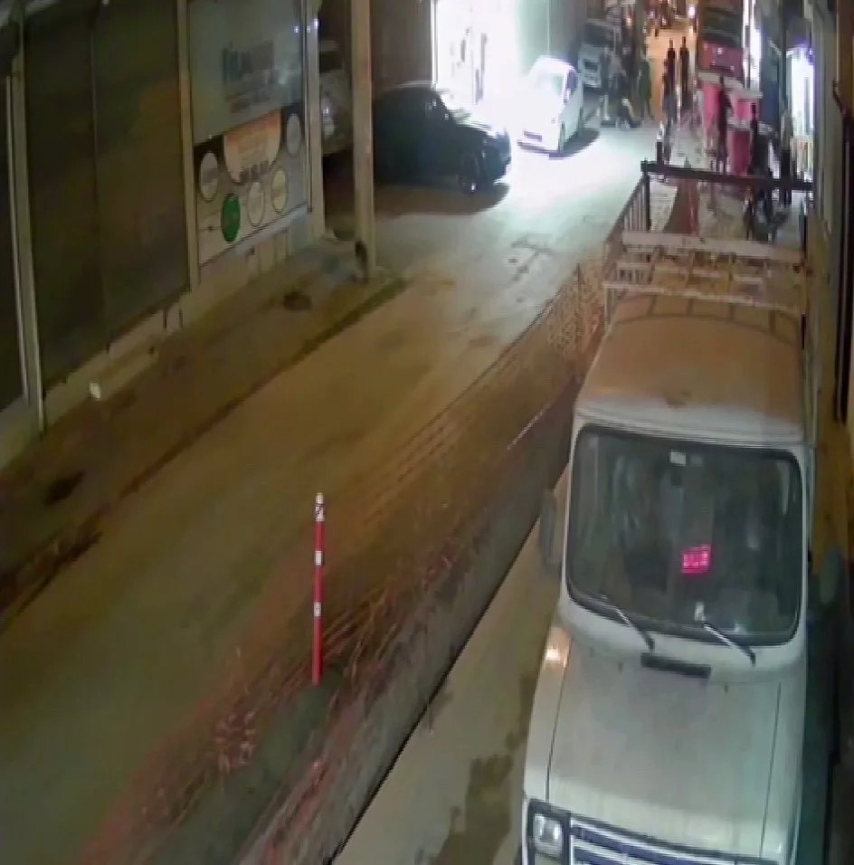 Adana’da sokak ortasında iki grup arasında çıkan tekme ve yumruklu