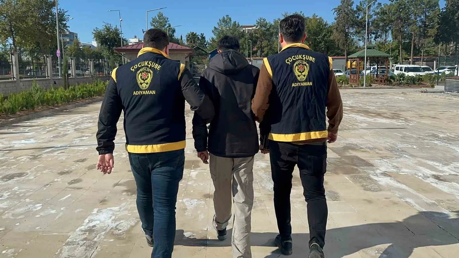 Adıyaman’da, iki farklı iş yerine giren şahıs, polis ekiplerince yakalandı.