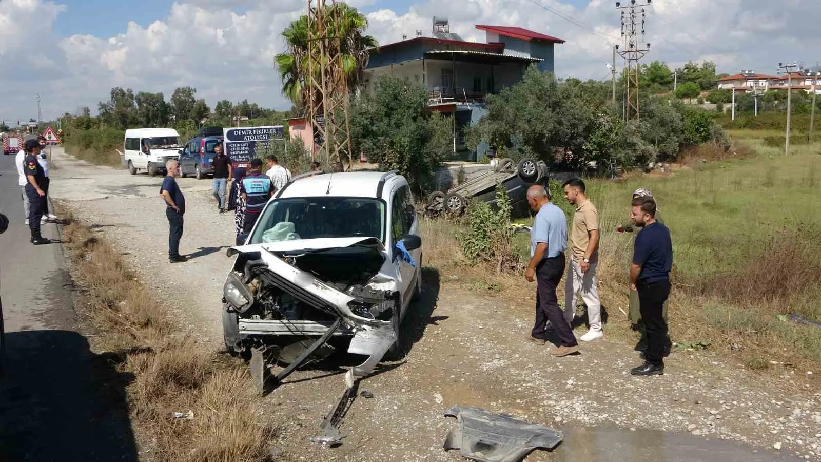 Antalya’nın Manavgat ilçesinde iki hafif ticari aracın çarpışması sonucu meydana