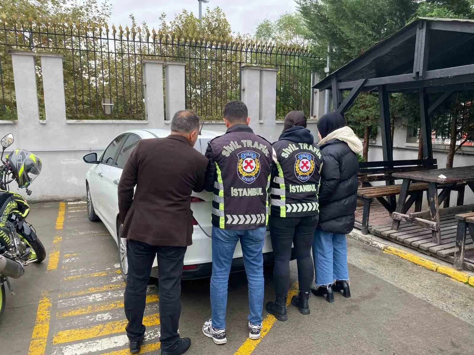 Esenyurt’ta yol verme meselesi yüzünden tartışan ve trafiği tehlikeye sokan