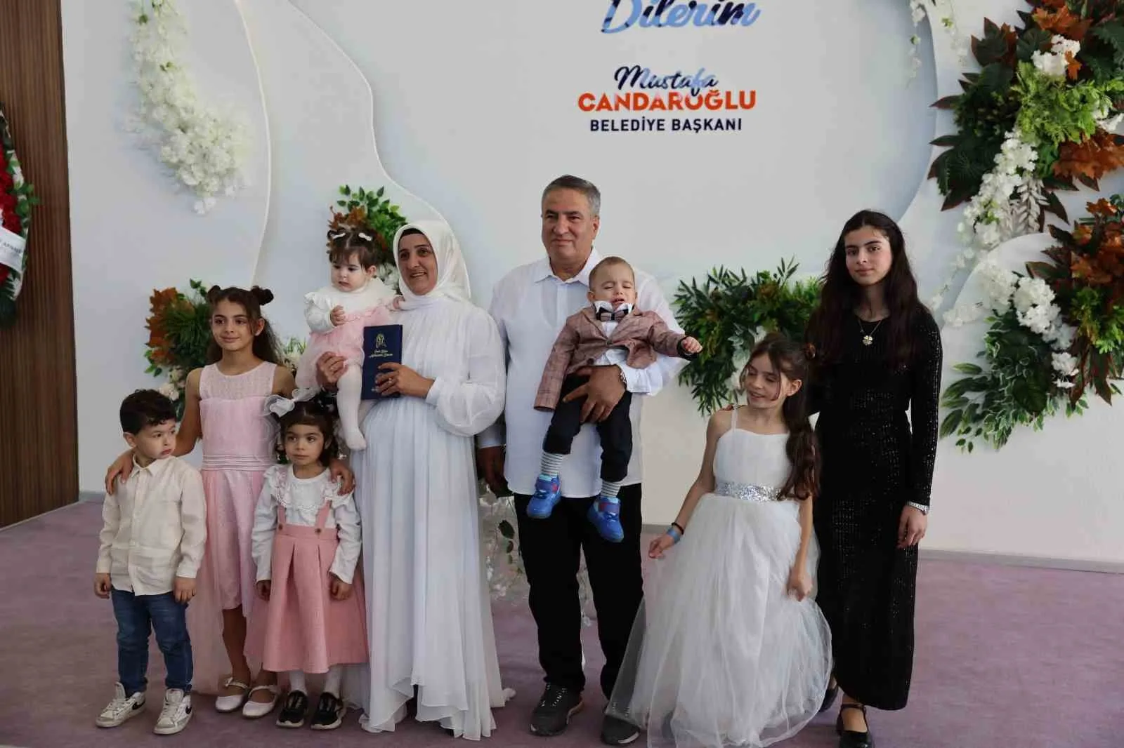 İstanbul’un Arnavutköy ilçesinde küçük yaşta evlenen çift, çocuklarının desteğiyle 35