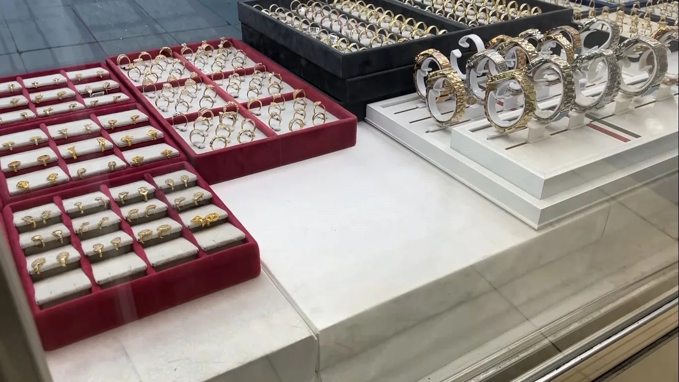 Konya’da bir kuyumcuya gelen üç kişiden ikisi sarrafı oyalarken, biri