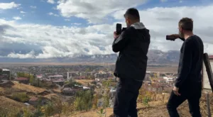 Hakkari’nin Yüksekova ilçesinde son günlerde etkili olan yağmur, İkiyaka Dağları’nın