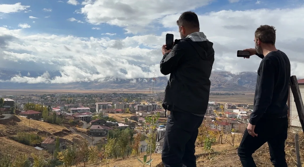 Hakkari’nin Yüksekova ilçesinde son günlerde etkili olan yağmur, İkiyaka Dağları’nın