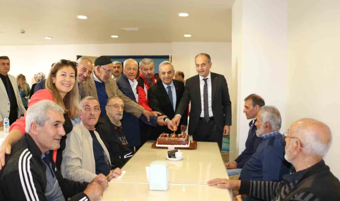 Elazığ İl Sağlık Müdürü Dr. Emrah Gecekuşu, huzurevi sakinleriyle bir