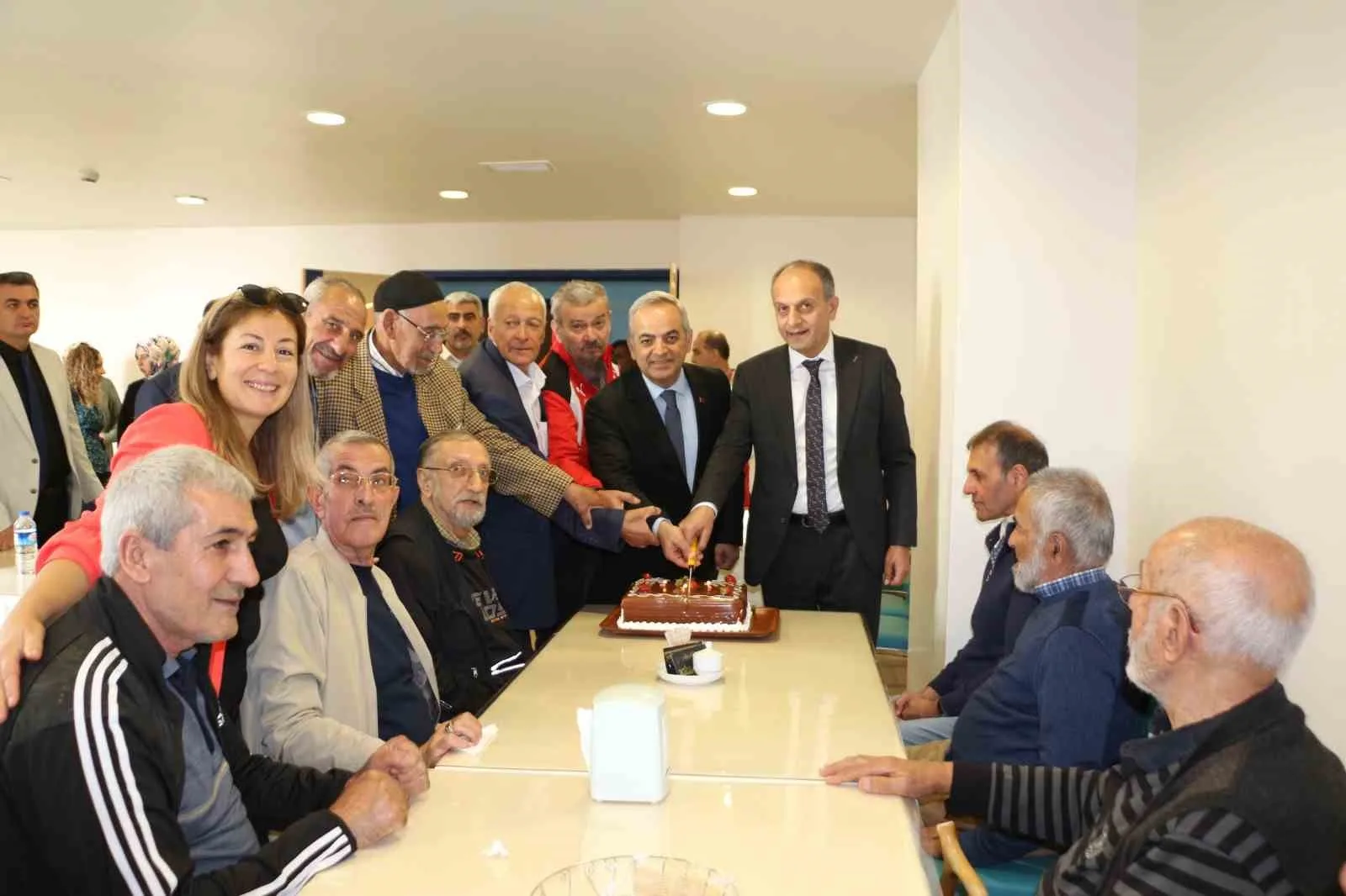 Elazığ İl Sağlık Müdürü Dr. Emrah Gecekuşu, huzurevi sakinleriyle bir