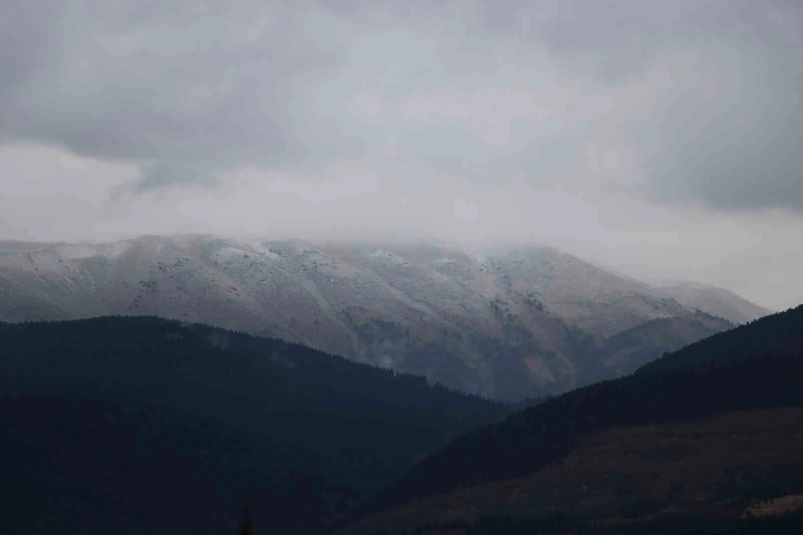 Çankırı-Kastamonu sınırındaki Ilgaz Dağı’nın zirvesi, mevsimin yağan ilk karı ile