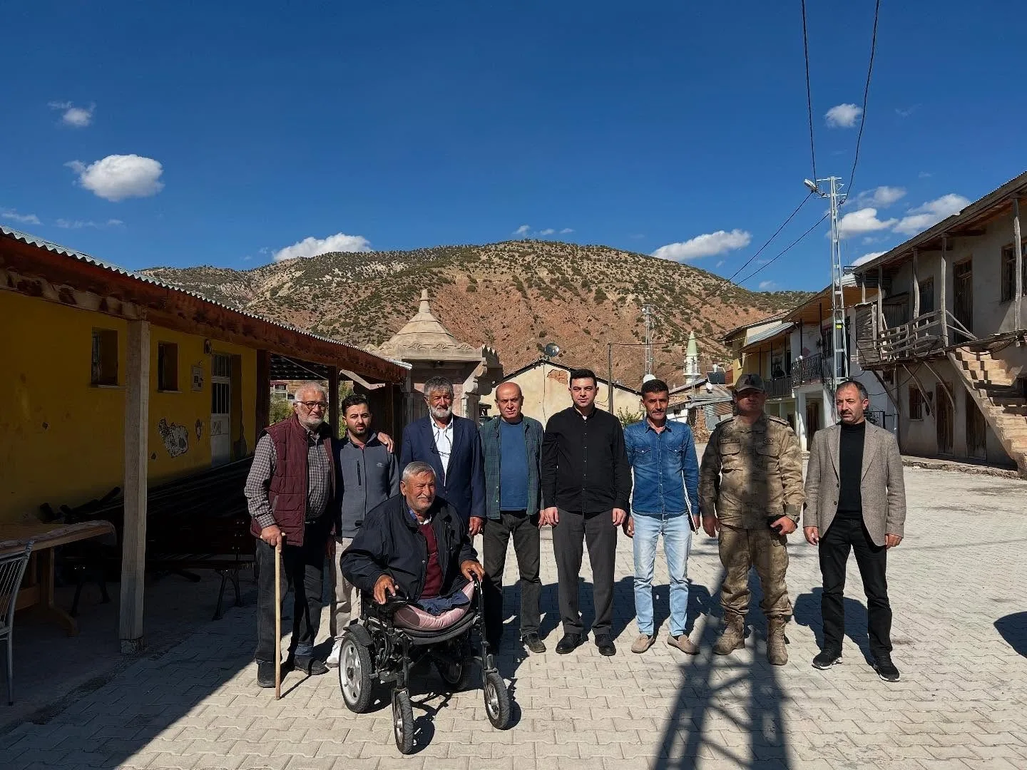 Erzincan’ın İliç ilçesi Kaymakamı Ömer Sirkeci, köylerde incelemelerde bulunarak vatandaşlarla