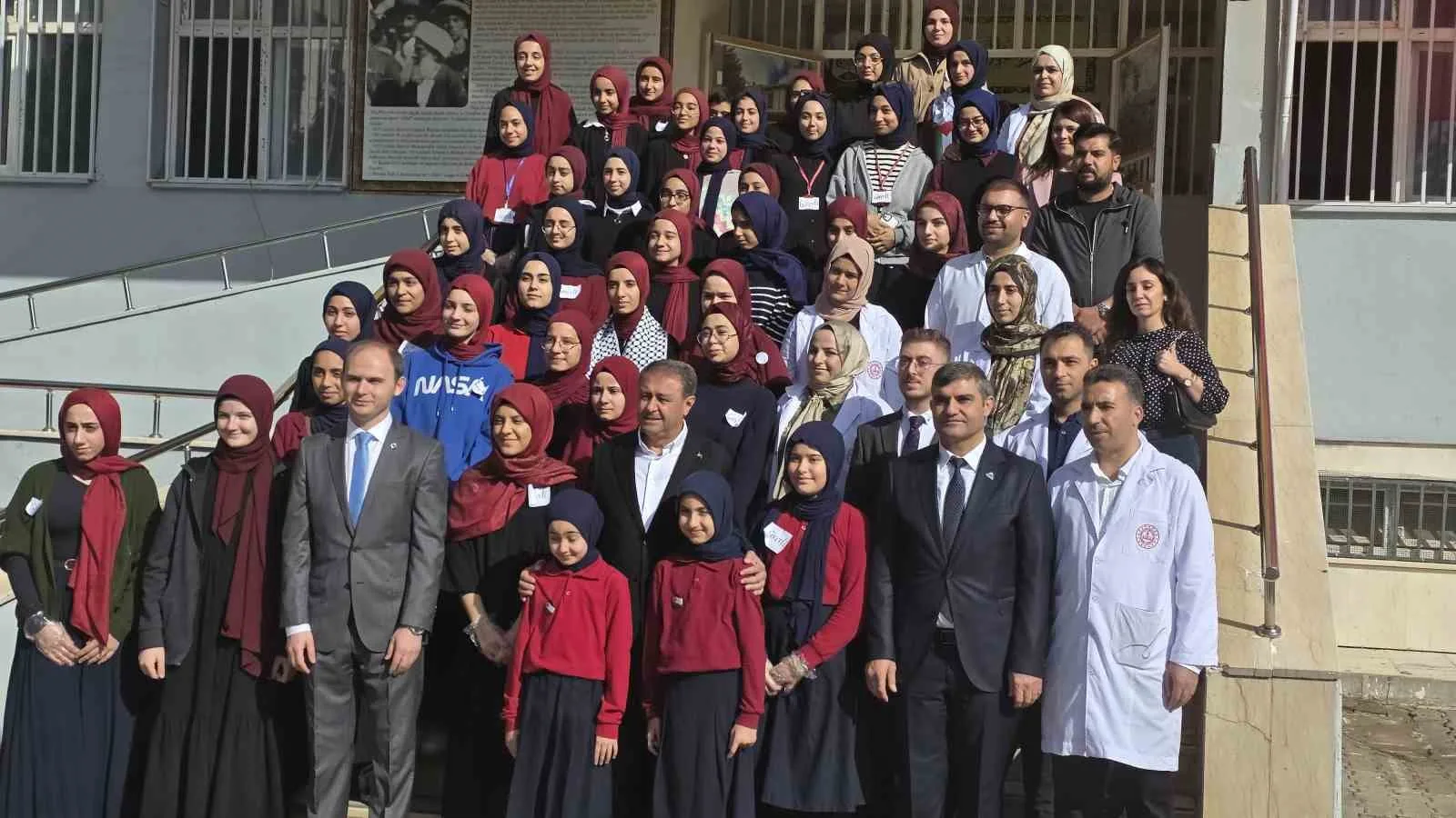 Şanlıurfa’nın Siverek ilçesinde bulunan İmam Hatip Okulu öğrencileri, Gazze’ye destek