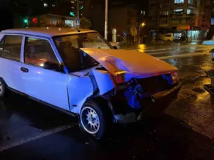 Aydın’ın İncirliova ilçesinde, trafik ışıklarında bekleyen bir ticari araca, alkollü