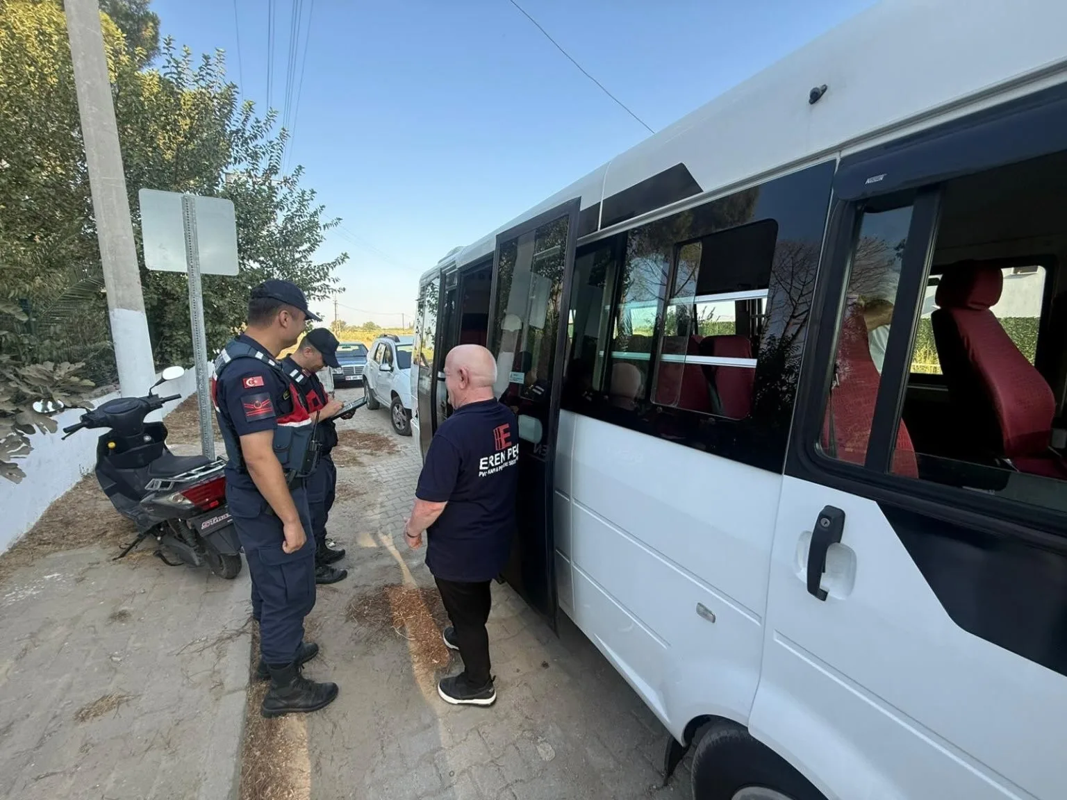 Aydın’ın İncirliova ilçesinde jandarma ekipleri tarafından okul servis araçlarına yönelik