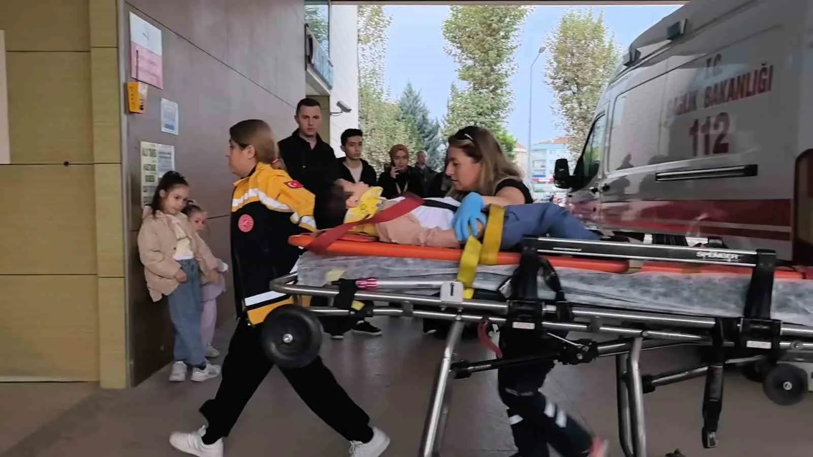 Bursa’nın İnegöl ilçesinde 3. katın penceresinden düşen 5 yaşındaki çocuk