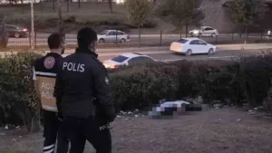 Bursa’nın İnegöl ilçesinde köprülü kavşaktaki yeşil alanda erkek cesedi bulundu.