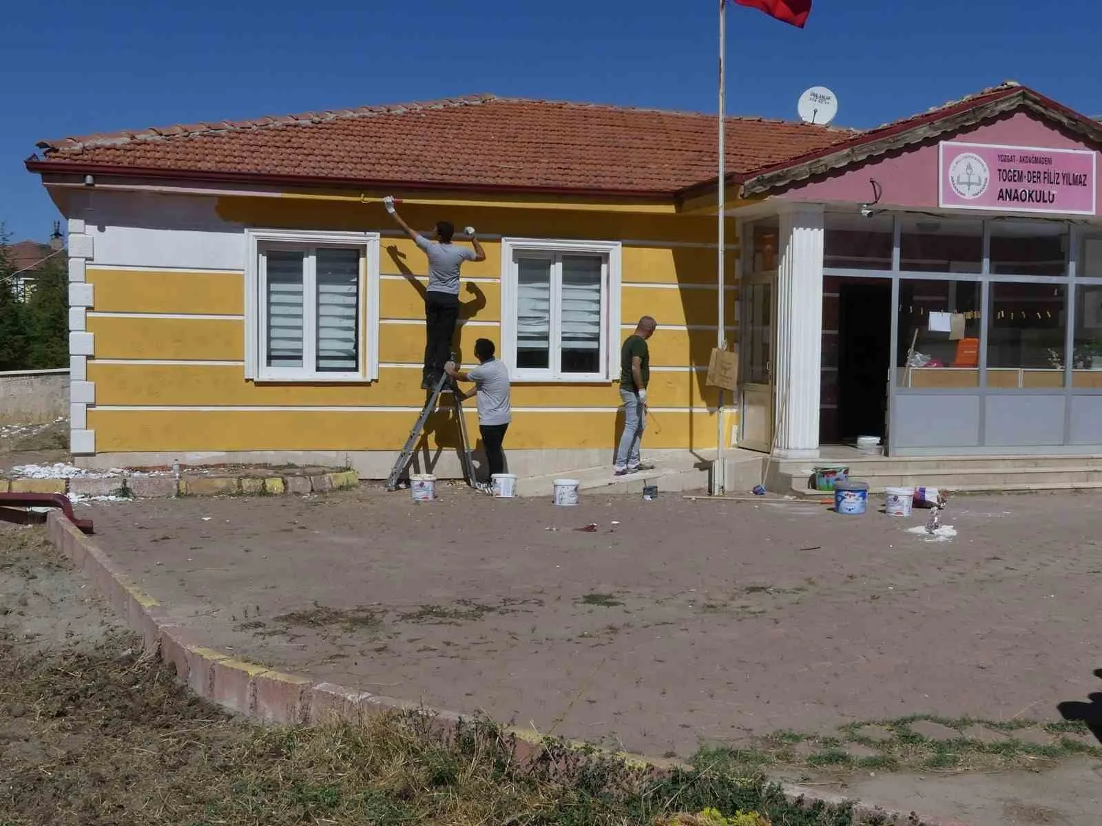 Akdağmadeni Açık Ceza İnfaz Kurumu personeli, ilçede bulunan ana okulunun