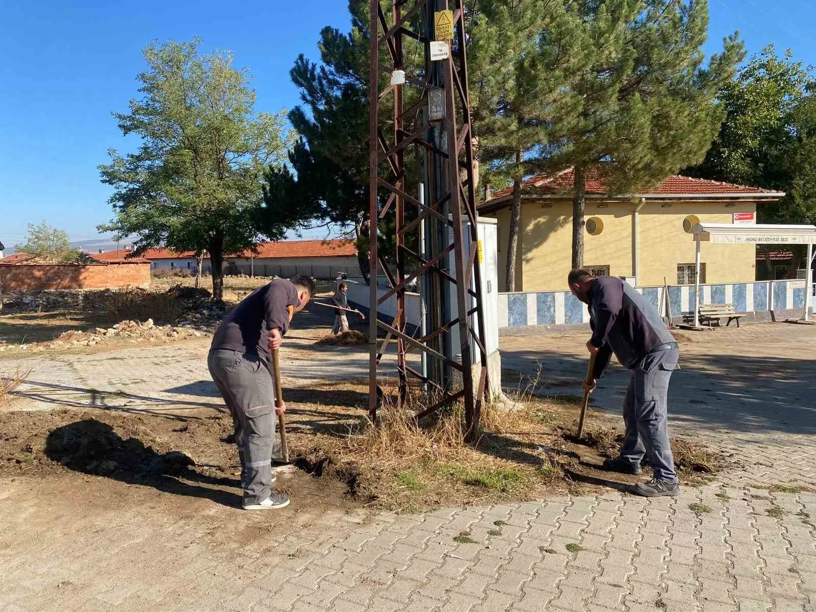 Eskişehir İnönü Belediyesi, temizlik çalışmalarını ilçeye bağlı tüm mahallelerde aralıksız