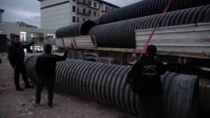 Malatya’da şantiyede üzerine yaklaşık 750 kilogram ağırlığındaki plastik boru düşen